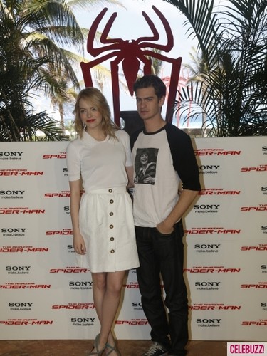  Andrew Garfield & Emma Stone Get Cozy ‘Amazing Spider-Man’ litrato Call in Mexico