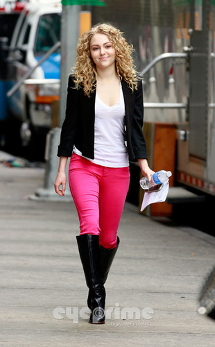  AnnaSophia - On set of 'The Carrie Diaries' - April 1st, 2012