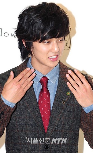  Customellow fan Signing Event (Nov 4, 2011)