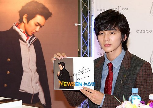  Customellow fan Signing Event (Nov 4, 2011)