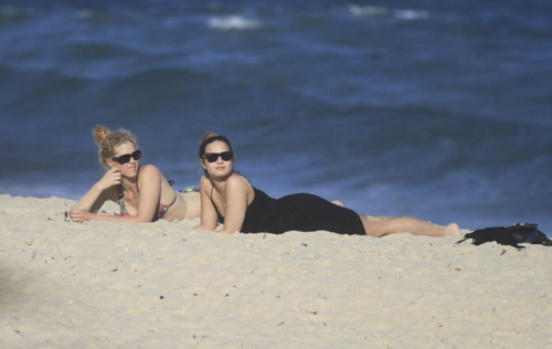  Demi - Hits the strand with Friends in Rio De Janeiro, Brazil - April 18th 2012