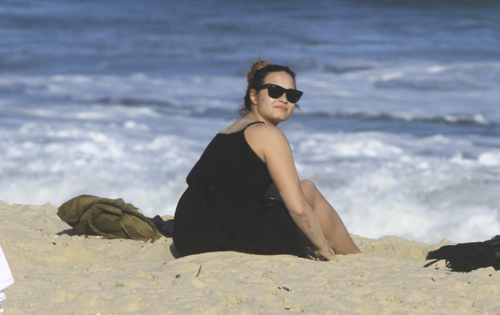 Demi - Hits the ساحل سمندر, بیچ with دوستوں in Rio De Janeiro, Brazil - April 18th 2012