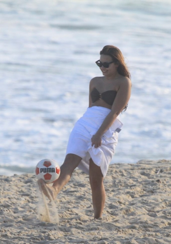  Demi - Hits the ساحل سمندر, بیچ with دوستوں in Rio De Janeiro, Brazil - April 18th 2012