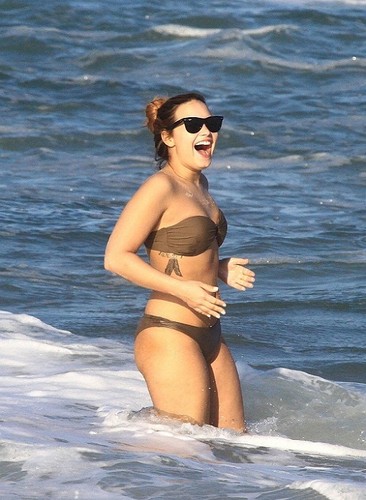  Demi - Hits the beach, pwani with Marafiki in Rio De Janeiro, Brazil - April 18th 2012