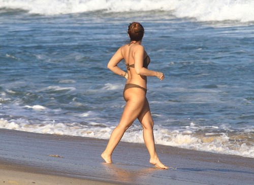  Demi - Hits the de praia, praia with friends in Rio De Janeiro, Brazil - April 18th 2012