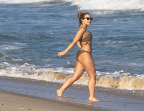  Demi - Hits the pantai with Friends in Rio De Janeiro, Brazil - April 18th 2012