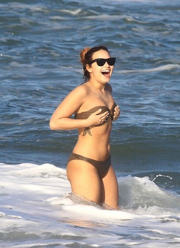  Demi - Hits the spiaggia with Friends in Rio De Janeiro, Brazil - April 18th 2012