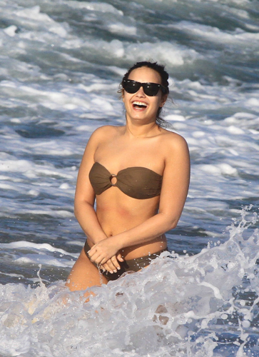  Demi - Hits the pantai with friends in Rio De Janeiro, Brazil - April 18th 2012