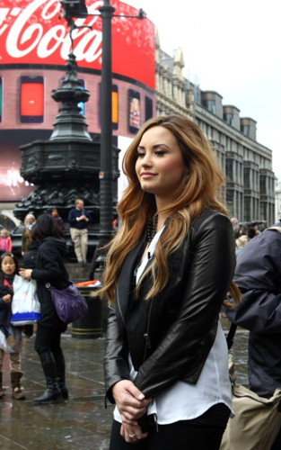  Demi - Sightseeing in Central London, England - April 03rd 2012