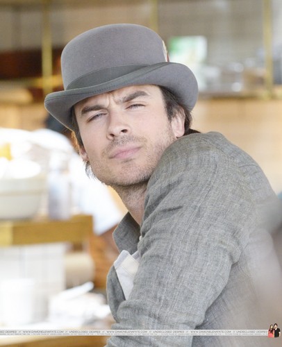  HQ Pics - Ian Somerhalder hanging out with फ्रेंड्स at Venice समुद्र तट - April, 22