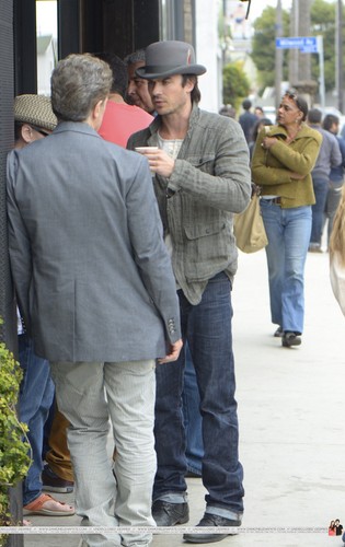  HQ Pics - Ian Somerhalder hanging out with دوستوں at Venice ساحل سمندر, بیچ - April, 22