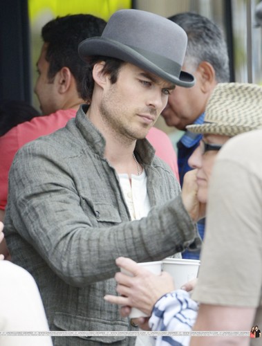  HQ Pics - Ian Somerhalder hanging out with friends at Venice pantai - April, 22