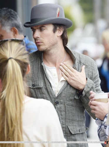  HQ Pics - Ian Somerhalder hanging out with vrienden at Venice strand - April, 22