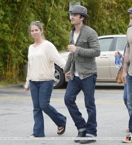  HQ Pics - Ian Somerhalder hanging out with フレンズ at Venice ビーチ - April, 22