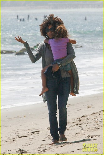  Halle Berry & Nahla: 海滩 Beauties