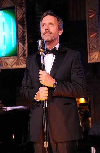  Hugh Laurie envolver, abrigo Party - April 20, 2012