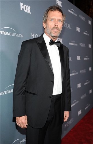  Hugh Laurie envolver, abrigo Party - April 20, 2012