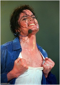  IS IT HOT IN HERE, atau IS IT MICHAEL??? Sweaty, sexy Michael…