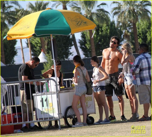 Joe Manganiello: Shirtless at Coachella!
