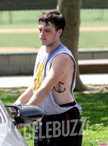 Josh Shows Off His Anchor Tattoo