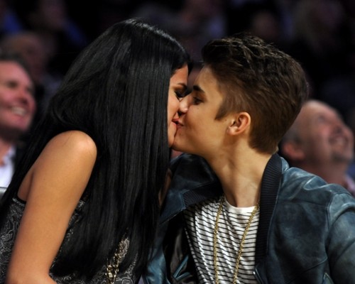  Justin Bieber & Selena Gomez キス at Lakers Game