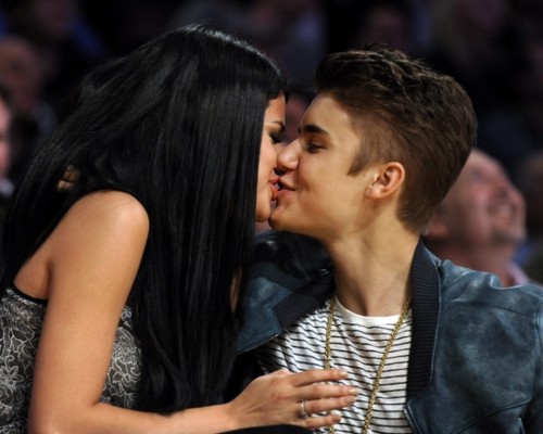  Justin Bieber & Selena Gomez चुंबन at Lakers Game