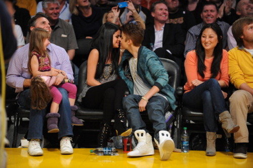  Justin Bieber & Selena Gomez 接吻 at Lakers Game