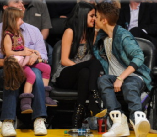  Justin Bieber & Selena Gomez স্নেহ চুম্বন at Lakers Game