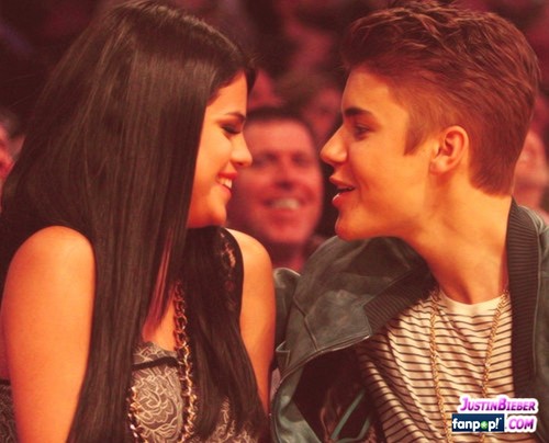  Justin Bieber & Selena Gomez चुंबन at Lakers Game