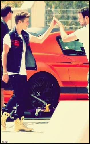  Justin Bieber’s Sporty oranje Car!