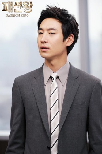  Lee Je Hoon as Jung Jae Hyuk