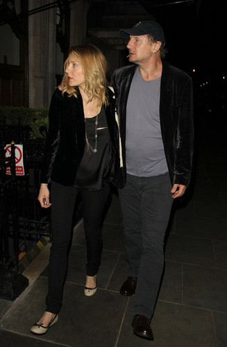  Liam Neeson and New Girlfriend Freya St. Johnston Out in 伦敦
