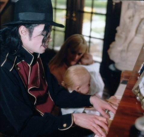  Michael playing the Пианино for Debbie, Paris and Prince.