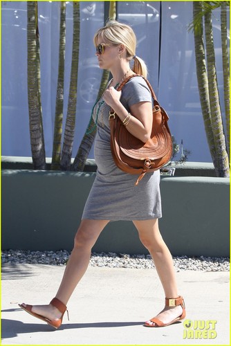  Pregnant Reese Witherspoon Goes to the Office
