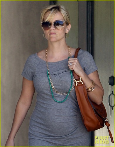  Pregnant Reese Witherspoon Goes to the Office