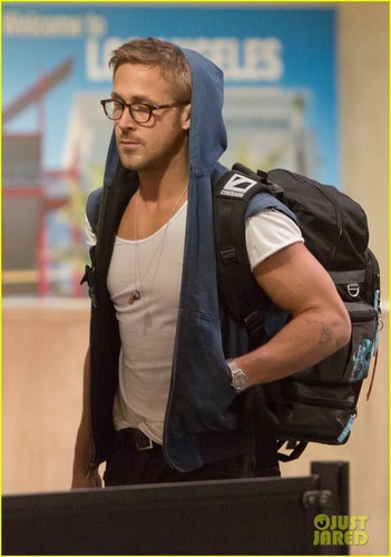 Ryan Gosling: Late Night LAX Arrival!