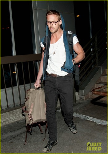  Ryan Gosling: Late Night LAX Arrival!