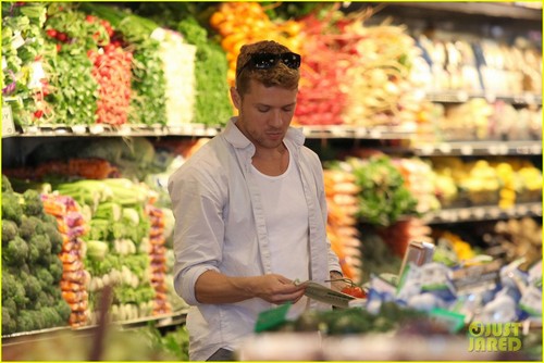 Ryan Phillippe & Ava: Whole Foods Stop