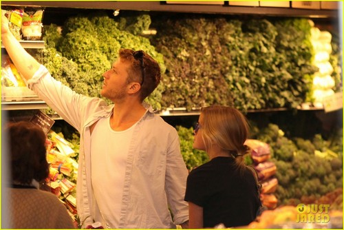 Ryan Phillippe & Ava: Whole Foods Stop