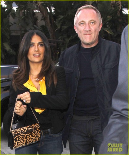  Salma Hayek: Lakers Game with the Family!