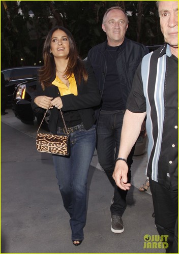  Salma Hayek: Lakers Game with the Family!