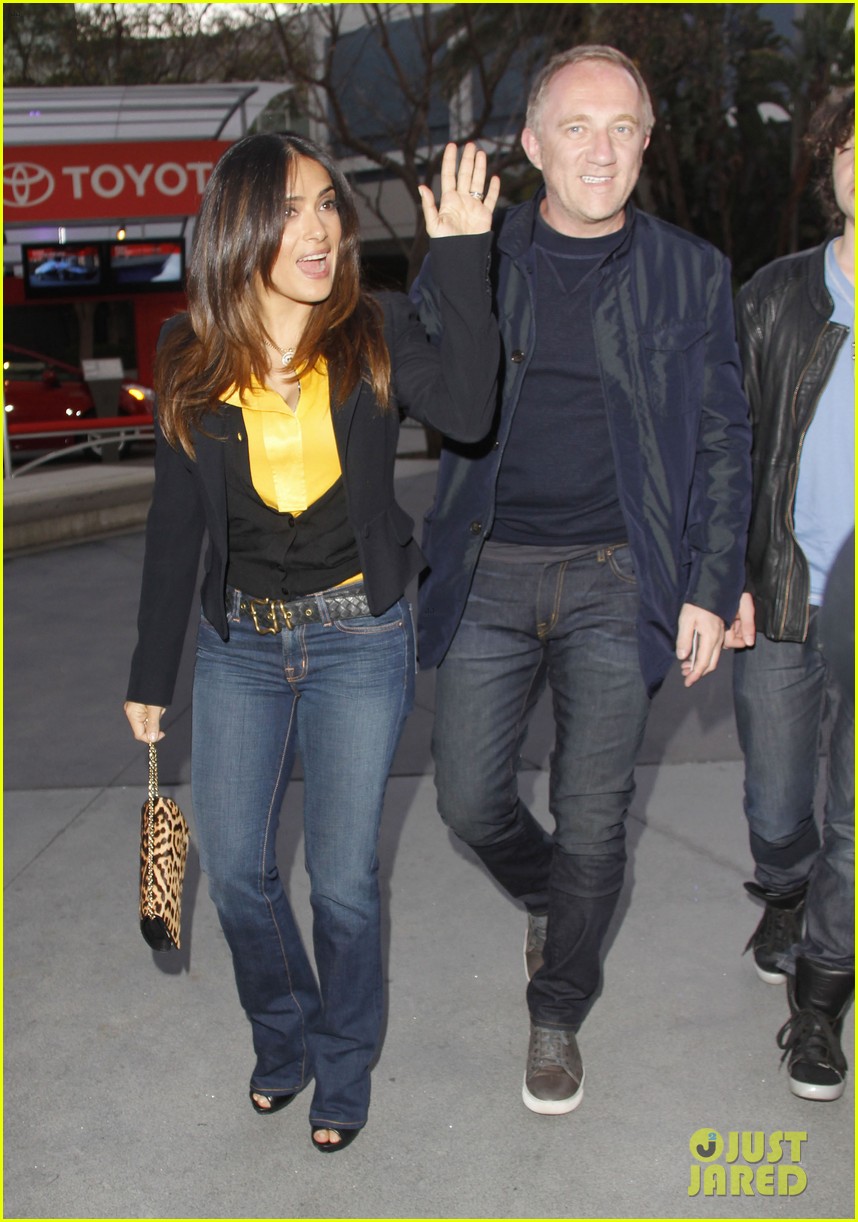 Salma Hayek: Lakers Game with the Family!