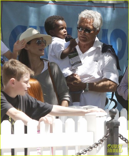  Sandra Bullock: hari Out with Louis!