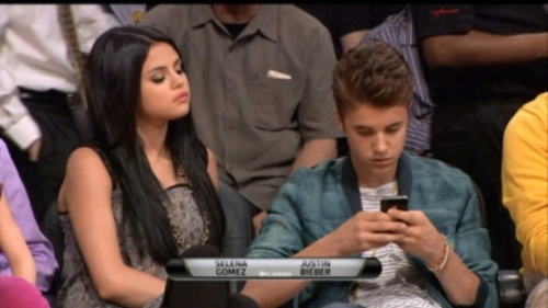 Selena and Justin at the Lakers game