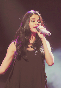  Selena in a concierto