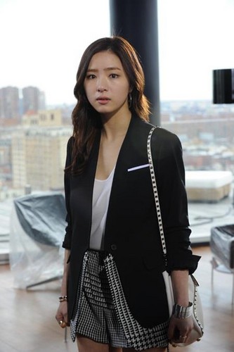  Shin Se Kyung as Lee Ga Young