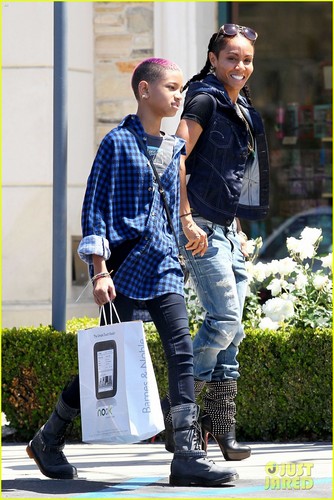  Willow Smith: Barnes & Noble with Mom Jada!