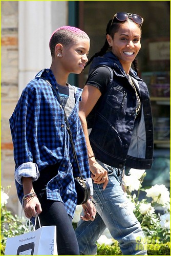Willow Smith: Barnes & Noble with Mom Jada!