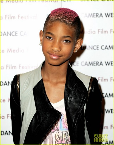  Willow Smith: 'First Position' Premiere with Mom Jada!
