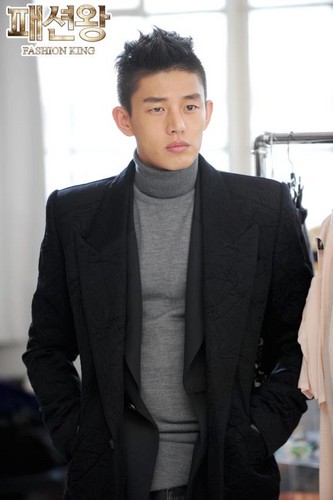  Yoo Ah In as Kang Young Geol